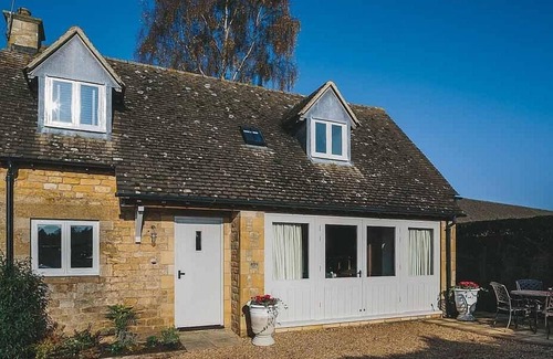 Chipping Campden Cottage | Cotswold Stone Cottage avec un intérieur élégant, des canapés et des lits confortables et un patio ensoleillé