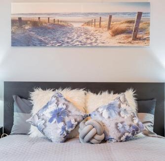Carramar Maison | Boutique Double Room in Carramar - Close to Station & Shops - Shared Bathroom