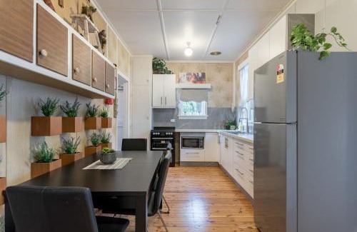 Carramar Maison | Boutique Double Room in Carramar - Close to Station & Shops - Shared Bathroom