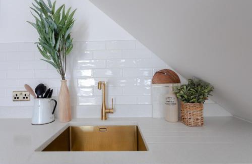 Tynemouth Maison | Boutique Old Sea Stable - 1 minute from beach