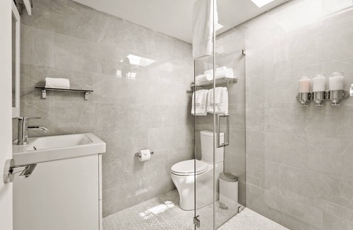 North Downtown Hôtel | Boutique Room steps from Downtown Mall | Rose Jean - Room #5