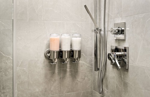 North Downtown Hôtel | Boutique Room steps from Downtown Mall | Rose Jean - Room #5