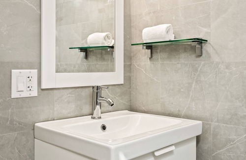 North Downtown Hôtel | Boutique Room steps from Downtown Mall | Rose Jean - Room #5