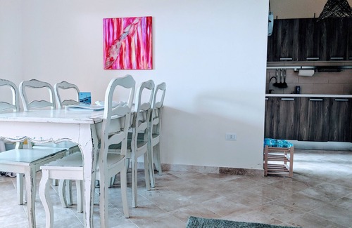 Porto Pozzo Appartement | Boutique Seaview Appartement avec grande piscine et jardin privé.