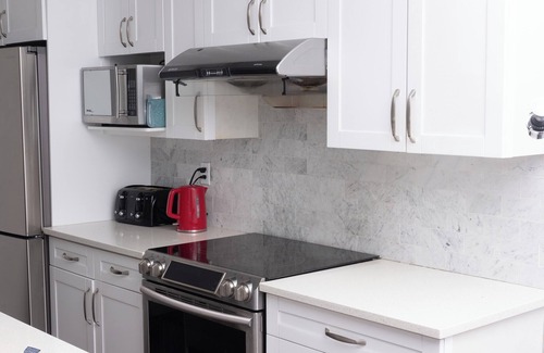 Sunnyside Maison | Bow River Retreat:Single Room w/Shared Amenities