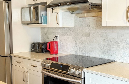 Sunnyside Maison | Bow River Retreat:Single Room w/Shared Amenities
