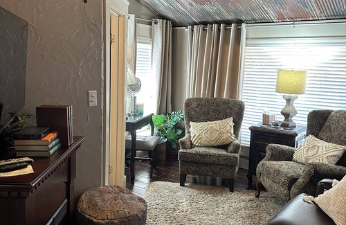 Kerrville Maison | Bow-wood Suite @ BoisD’Arc Bungalow & Suites - Escapade rustique / romantique