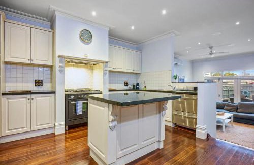 Moonee Ponds Maison | Bowen Street Family Retreat with Pool