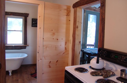 Pittsfield Cabine | Bower Cabin- Cabane dans les bois sur un étang à distance, escapade romantique, vie verte!