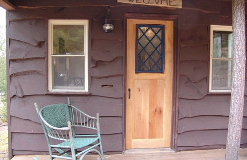 Pittsfield Cabine | Bower Cabin- Cabane dans les bois sur un étang à distance, escapade romantique, vie verte!