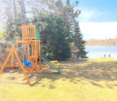 Faraday Maison | BowLakeHouse - Lakefront Cottage with Beach