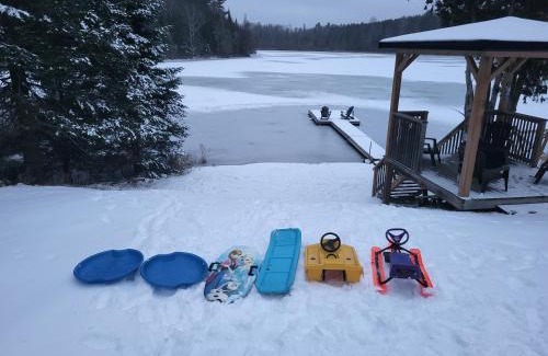 Faraday Maison | BowLakeHouse - Lakefront Cottage with Beach