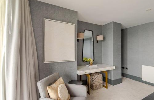 Lechlade Maison | Bowmore Lake House in Lakes By Yoo in Heart of The Cotswolds
