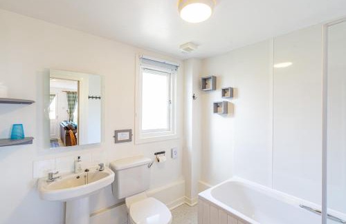 East Lewiston Maison | Bracken Lodge 16 with Hot Tub