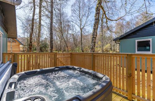 East Lewiston Maison | Bracken Lodge 5 with Hot Tub