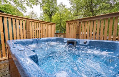 East Lewiston Maison | Bracken Lodge 7 with Hot Tub