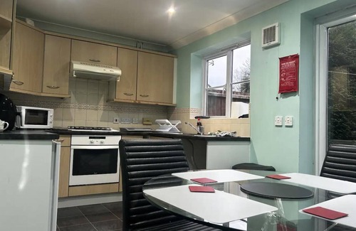 Oldbury Maison | Brades Rise Retreat - Cozy 3 Bedroom House