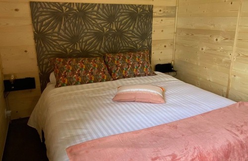 Saint-Martin-Belle-Roche Lit Et Petit-Déjeuner | Brand-new, cocooning cottage in a quiet, wooded garden 3 minutes from the freeway!