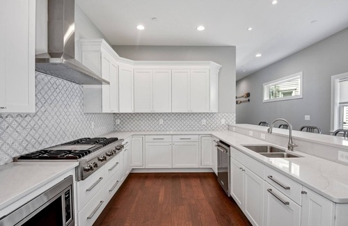 Homewood Maison | Brand New.1.5 blocks to Westin. 1st floor bed & bath. Walkable Convenience