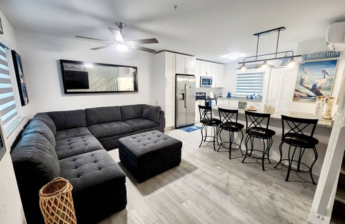 Little Venice Copropriété | Brand new 1 bedroom, 2 bath condo with waterfront pool & stunning views.