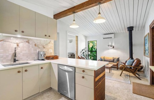 Boca Raton Maison | Brand new 2 bed/2 bath tropical retreat -BIG yard