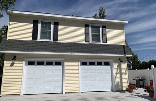 Frankfort Appartement | Brand new 2 bedroom carriage house with patio in the heart of Frankfort!