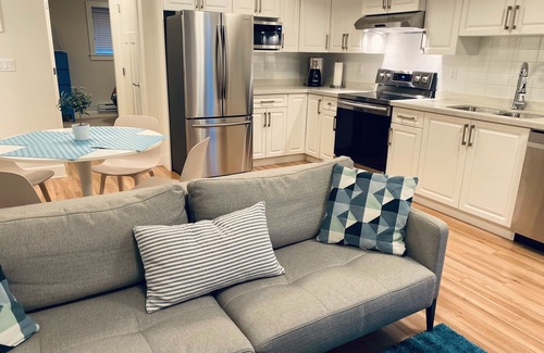 Central Lonsdale Maison | Brand New 2 Brdm Suite - Maison Neuve