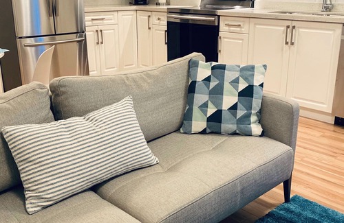 Central Lonsdale Maison | Brand New 2 Brdm Suite - Maison Neuve