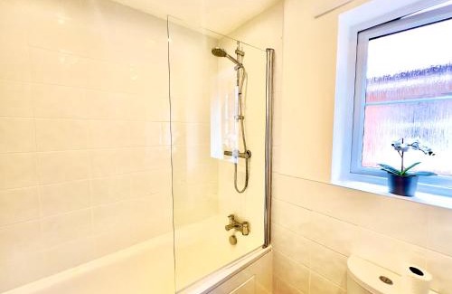 West Bromwich Appartement | Brand New 3 BEDROOM HOUSE WITH GARDEN AND FREE PARKING
