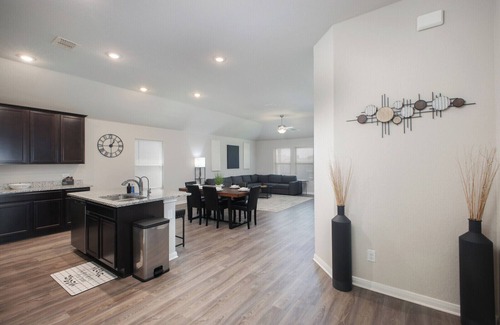 San Antonio Maison | Brand-New 3BR Brooks Extended Stay W/D WiFi!