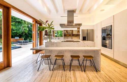 Los Lagos Villa | Brand New-5 Bed/Walking distance to the beach-Chef and butler included!