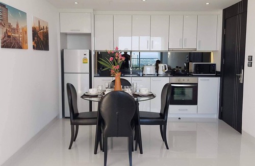Pratumnak Hill Copropriété | NOUVELLE CHAMBRE DE NIVEAU 5 ÉTOILES AVEC VUE SUR LA VILLE ET L'OCEAN