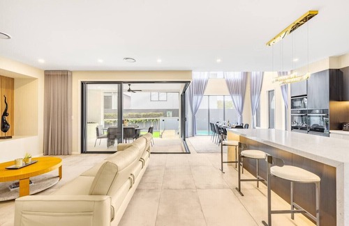 Rochedale Maison | Brand New 5BR Luxe Mansion w/ Pool&Media Near Shop