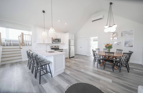 Kismet Maison | BRAND NEW - 8 Bedroom, 4 bathroom house with BEAUTIFUL BAY VIEWS-- Kismet!
