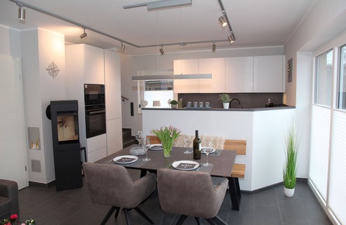 Eilsum Maison | Brand new 85sqm vacation home with dog permit directly on the water near Greetsiel!