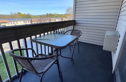Weirs Beach Copropriété | Brand New Breathtaking Condo - A Walk to Weirs Beach