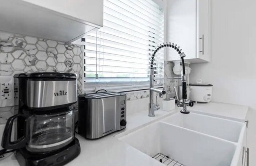 Bodden Town Appartement | Brand new build, 10 min stroll to the beach, 7 min drive to stores/restaurants