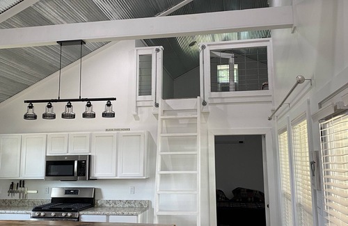 Dundee Cottage | *Brand New Construction* Moon Lake View Cabin