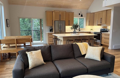 Kaslo Maison | Brand new custom built cabin! 5 minutes from Kaslo town centre and public beach.