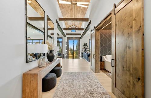 Three Peaks Maison | Brand New Eagles Nest Property
