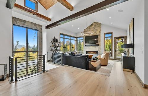 Three Peaks Maison | Brand New Eagles Nest Property