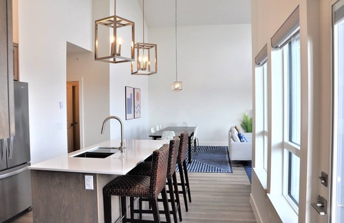 Big White Ski Resort Copropriété | Brand new Executive, Top Floor Townhome with Private Hot Tub in Happy Valley!