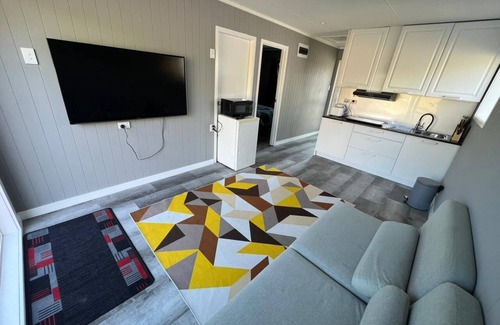 Richmond Heights Cottage | Brand new Guesthouse Completely Private. 2 min drive or 10 min walk to the lake.