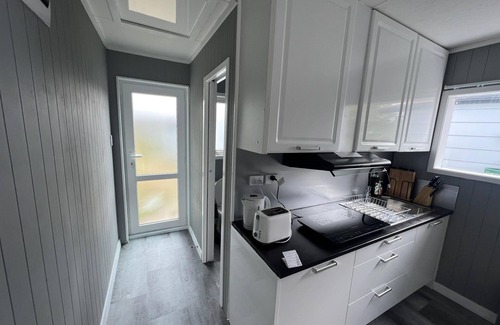 Richmond Heights Cottage | Brand new Guesthouse Completely Private. 2 min drive or 10 min walk to the lake.