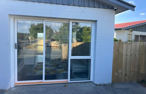 Richmond Heights Cottage | Brand new Guesthouse Completely Private. 2 min drive or 10 min walk to the lake.