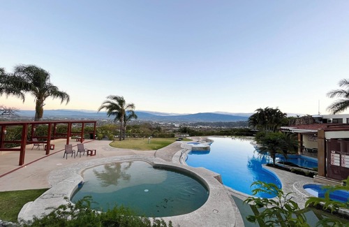 Santa Ana Appartement | Brand New lake view Penthouse with A/C, pool, gym, tennis in common area