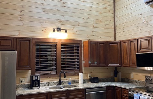 Corinth Cabine | Brand New Lakefront Cabin with hot tub close to Ark Encounter