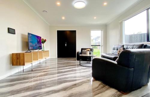Flat Bush Maison | Brand-New Large house Castlebane Drive
