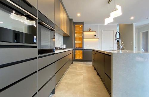 Flat Bush Maison | Brand-New Large house Castlebane Drive