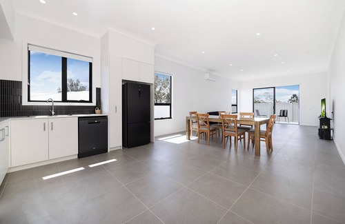 Goodna Maison | Brand New Luxury 3 bedroom Home/3 ensuite - bathroom/Free Wifi